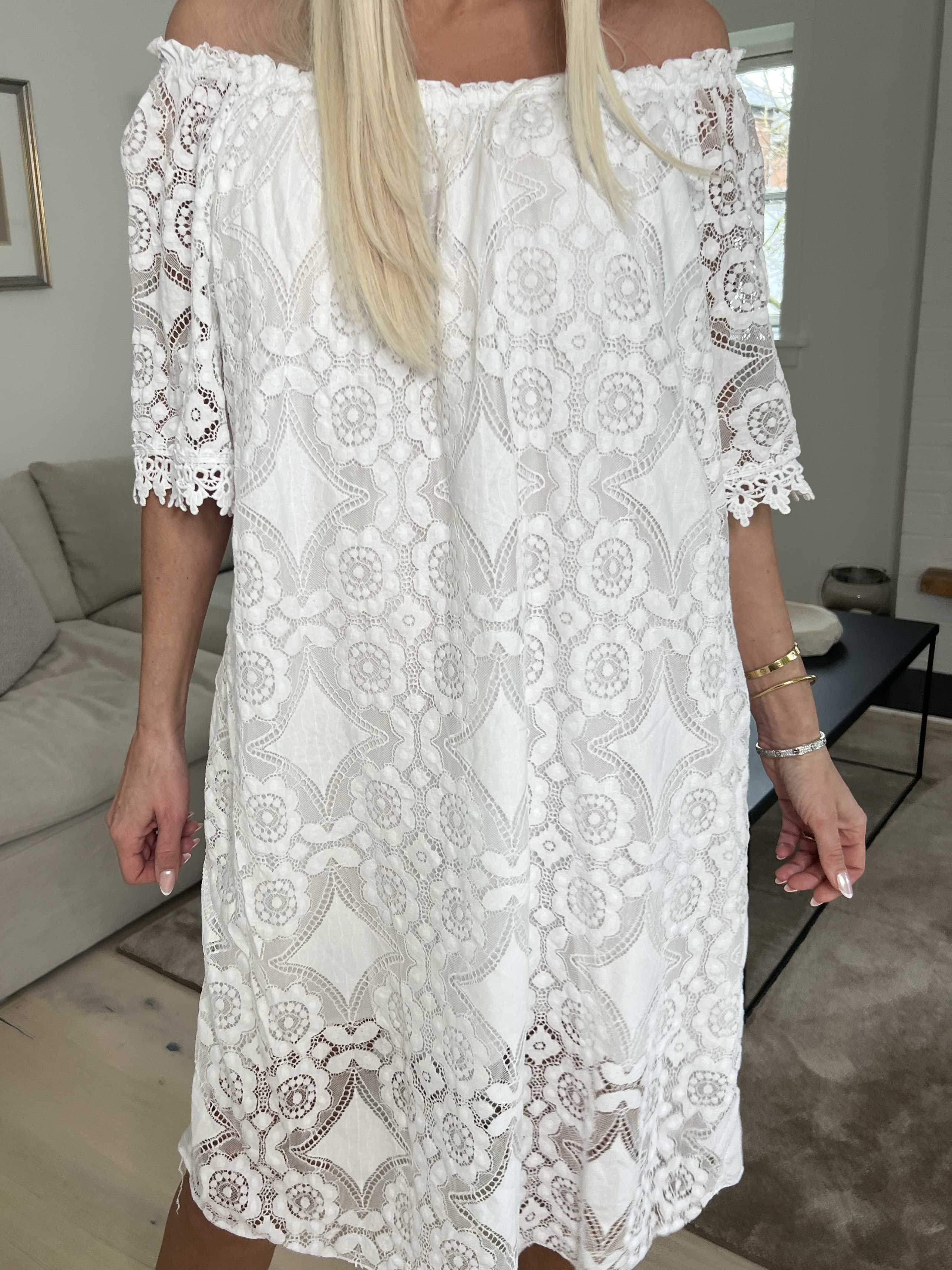 Thea - Söt spetsklänning med elastisk halsringning